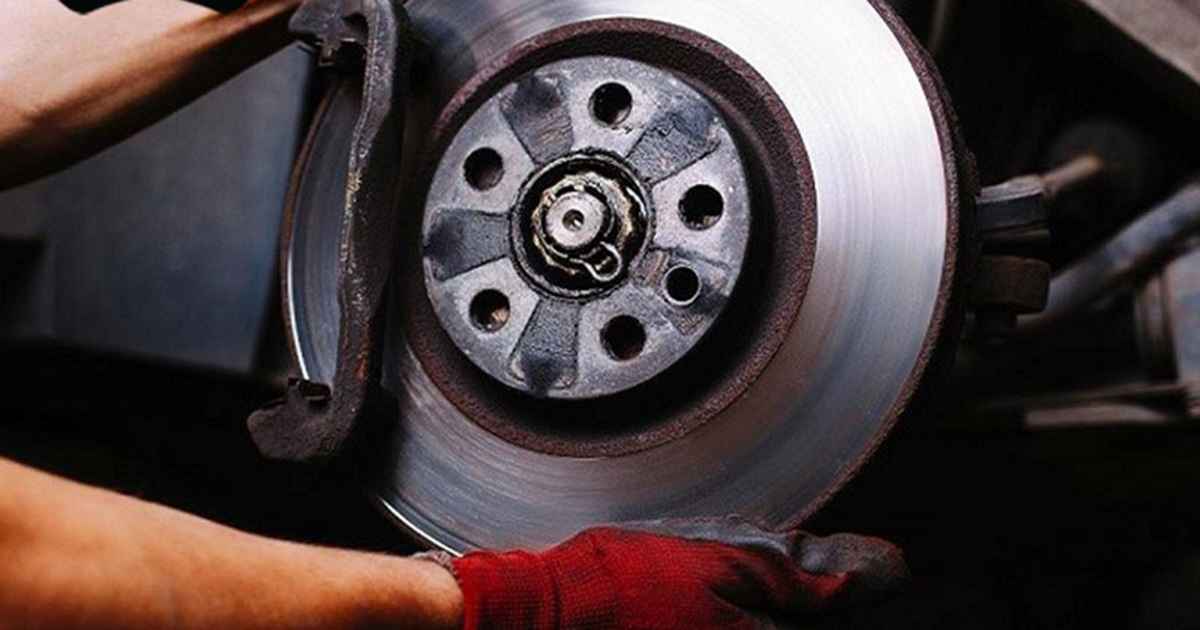 عدم توقف کامل خودرو، یکی دیگر از علائم خرابی لنت عقب است.
