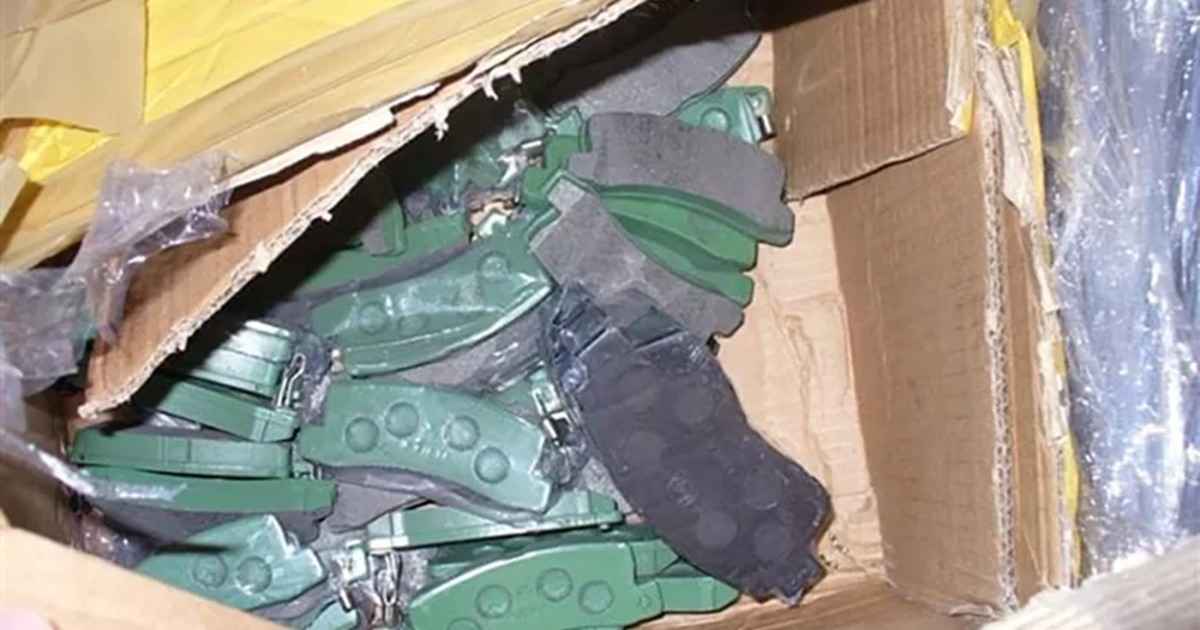 هنگام تشخیص لنت ترمز اصل، جنس لنت یکی از اصلیترین تفاوتها بین نمونههای اصل و تقلبی است.