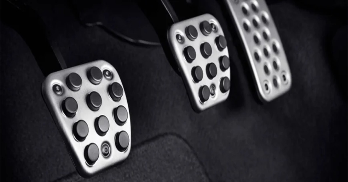 نرمی یا شل شدن پدال ترمز، یکی دیگر از علت داغ شدن لنت ترمز است.