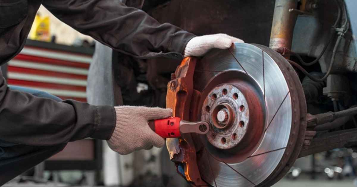 بررسی وزن لنت، از دیگر راههای تشخیص لنت ترمز اصل است.