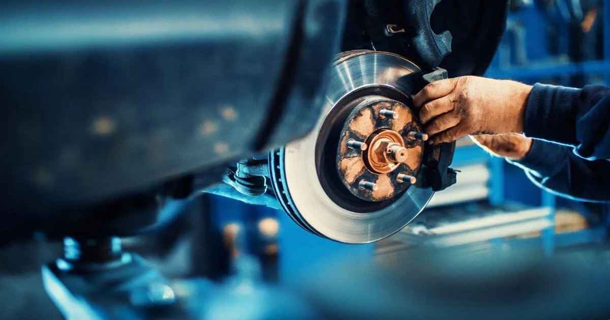 تجمع گردوغبار از دیگر علت دود لنت ترمز است.