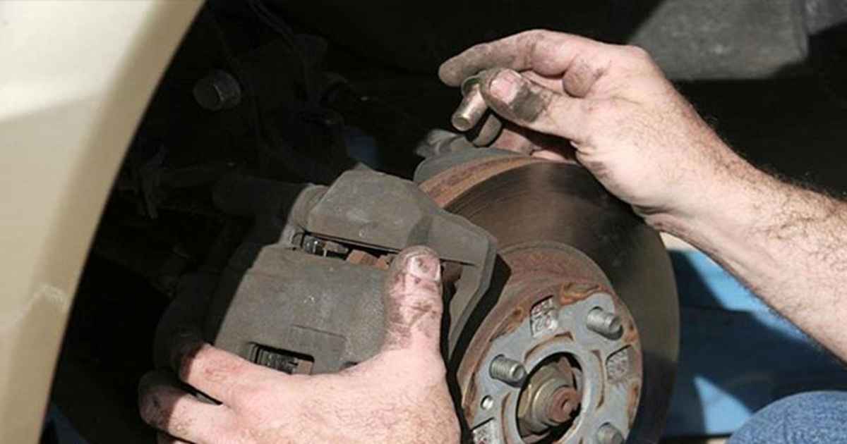 یکی دیگر از علائم خرابی لنت عقب، لرزش یا ضربه زدن پدال ترمز است.