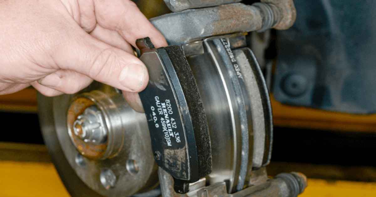 یکی دیگر از علائم خرابی لنت عقب ، صدای ضربه هنگام ترمز است.