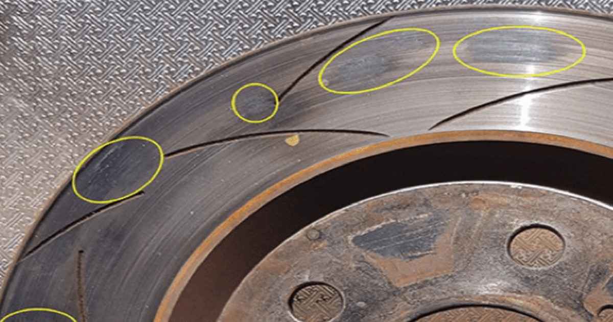 تاب برداشتن دیسک ترمز، از دیگر دلایل بوی لنت ترمز است.