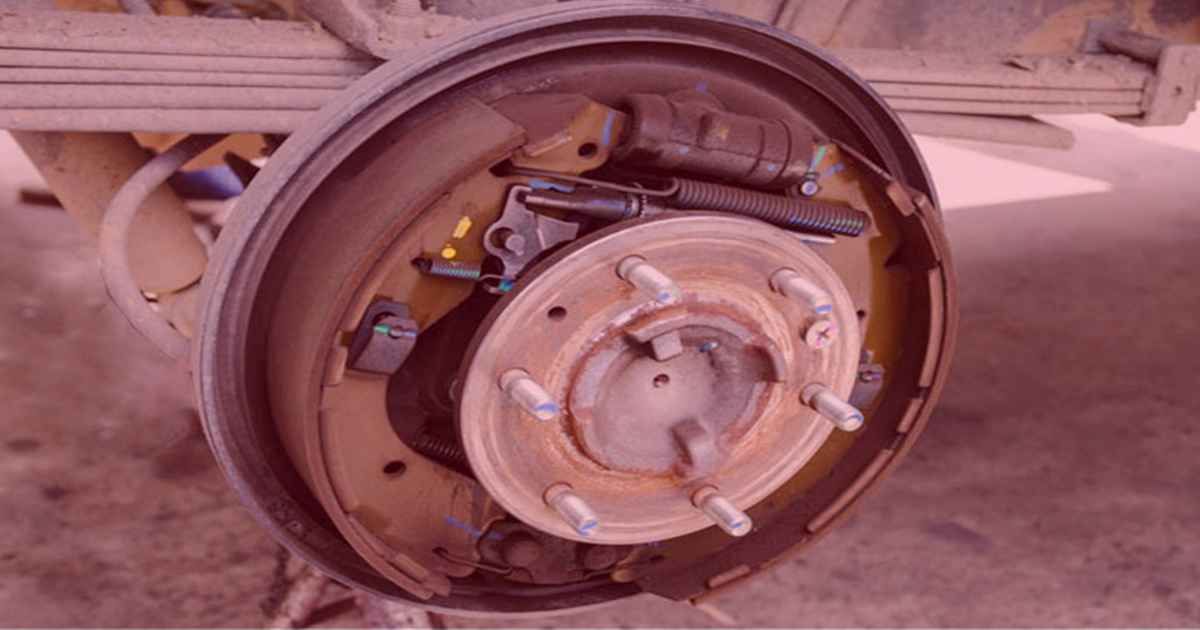 یکی از دلایل شایع بوی لنت ترمز، استفاده از لنتهای بی کیفیت است.