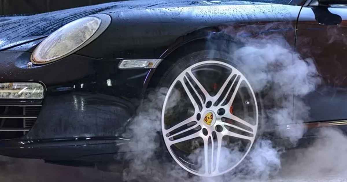 دود کردن هنگام ترمز، یکی دیگر از علت داغ شدن لنت ترمز است.