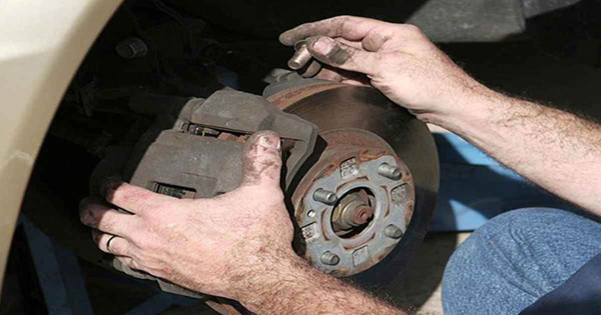 یکی از دلایل بوی لنت ترمز،نصب نادرست لنت ترمز است.