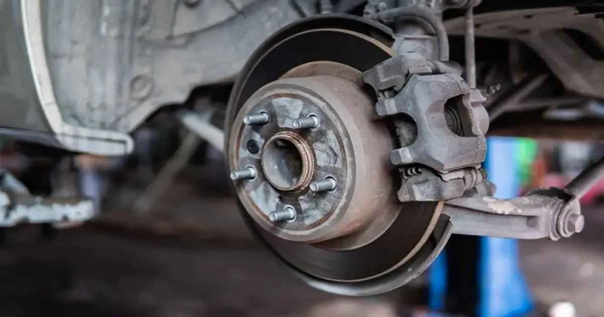 یکی از مهم‌ترین علت دود لنت‌ ترمز، استفاده از لنت‌های نامرغوب است.