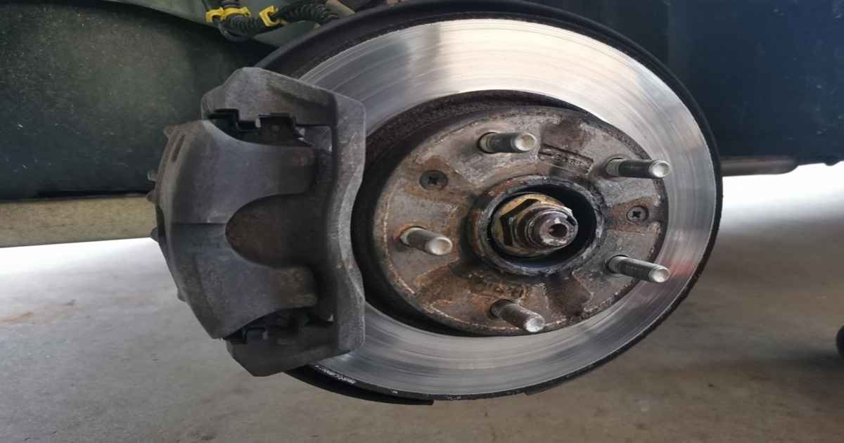 شنیدن صدای تقتق هنگام فشار دادن پدال ترمز، یکی از انواع صدای لنت است.