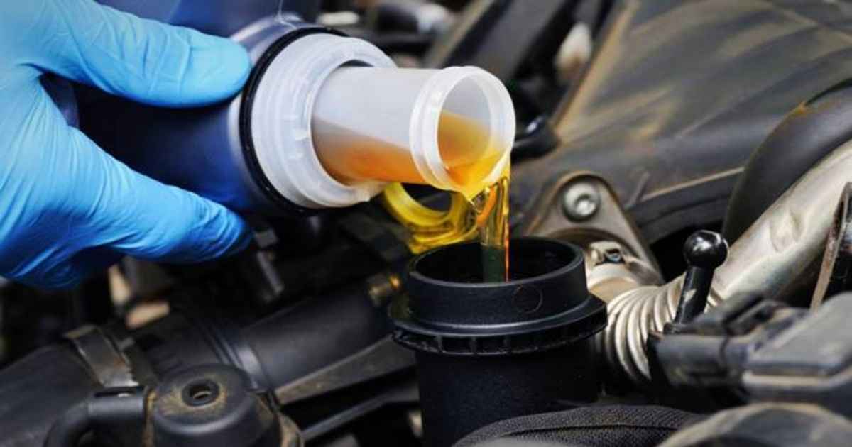 بررسی روغن ترمز، از دیگر نکات کلیدی تعویض لنت ترمز است.