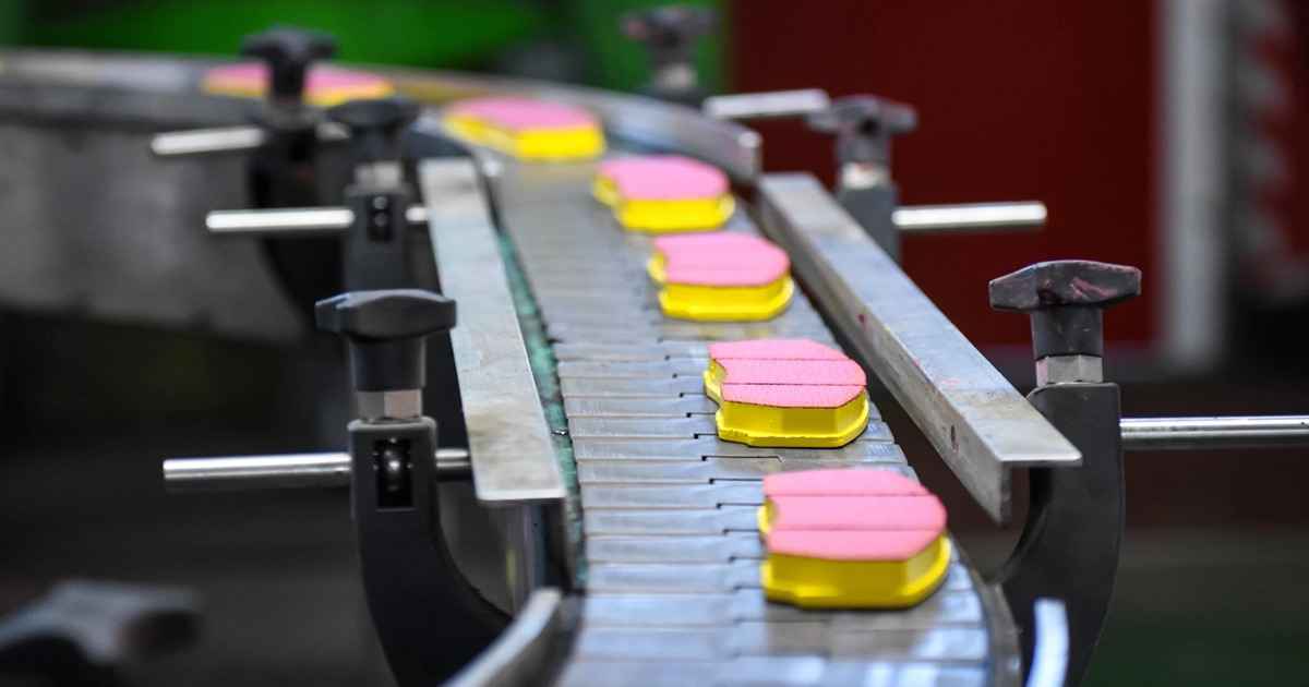 پس از آمادهسازی در فرآیند تولید لنت ترمز، نوبت به شکلدهی یا قالبگیری است.